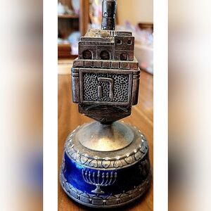 BEAUTIFUL MUSICAL DREIDEL THAT PLAYS THE DREIDEL SONG, GREAT CHANUKAH GIFT!